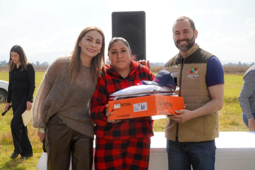 Entrega de uniformes nuevos a elementos de la Coordinación de Vialidad por parte de la alcaldesa Saray Benítez Espinoza, destacando la importancia de su labor para la seguridad vial.
