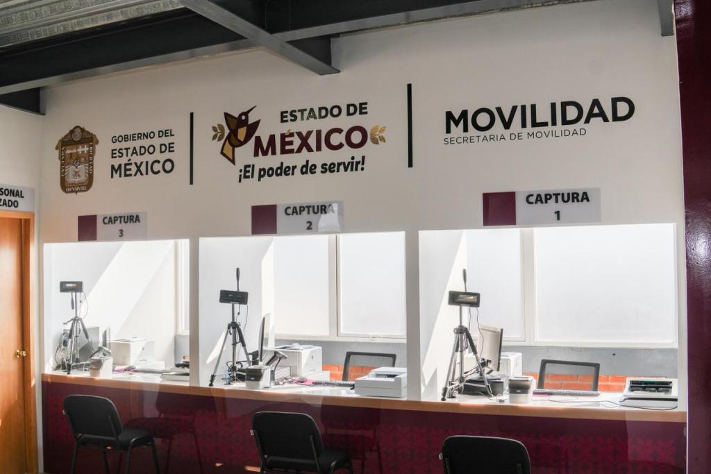 Interior del módulo de expedición de licencias de conducir en Nicolás Romero, con tres estaciones de captura y un diseño moderno que facilita el trámite.