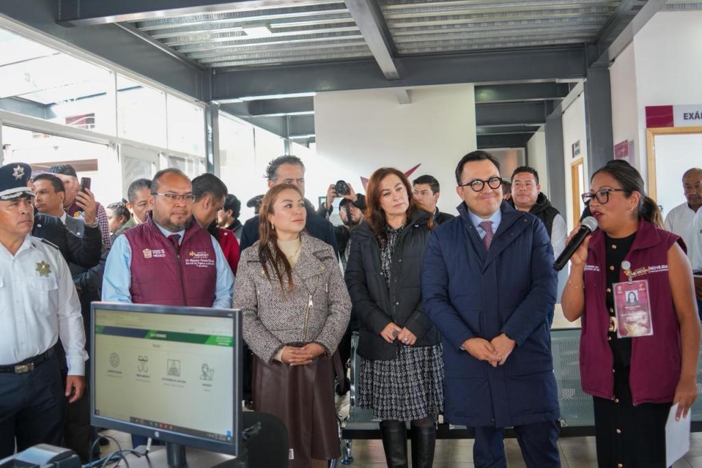 Inauguración del módulo de expedición de licencias de conducir con la alcaldesa Yoselin Mendoza y autoridades locales, mostrando un ambiente oficial y de colaboración.