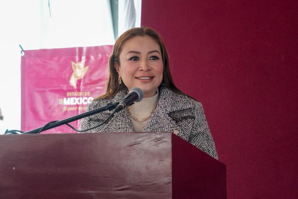 Alcaldesa Yoselin Mendoza inaugurando un módulo de licencias de conducir, hablando desde un podio en un evento oficial.
