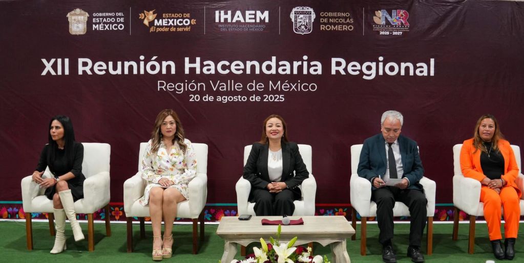 Panel de expertos en la XII Reunión Hacendaria Regional en la Región Valle de México, con asistentes sentados en un escenario con decoración floral, el 20 de agosto de 2025.