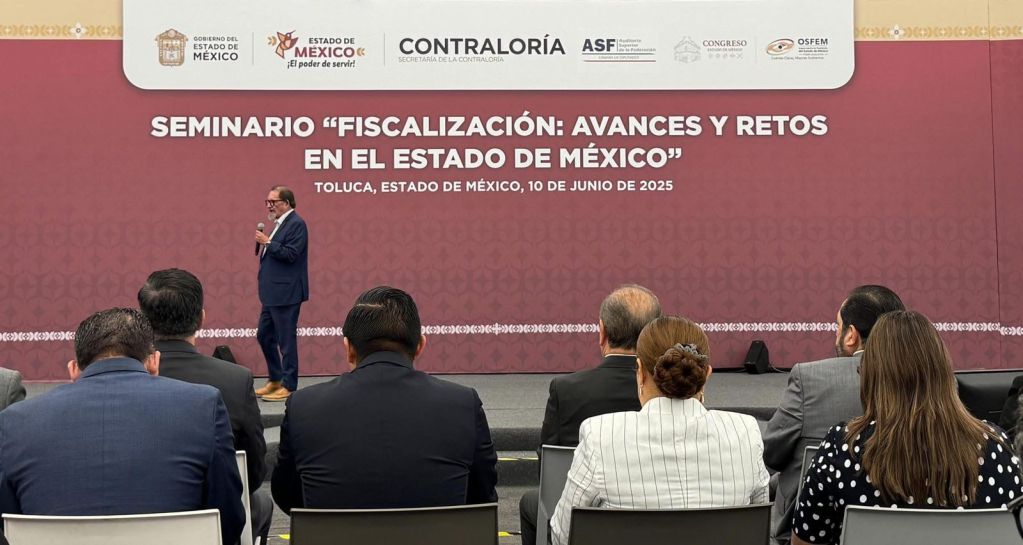 Seminario sobre fiscalización en el Estado de México, con un ponente hablando frente a un público atento en un auditorio.