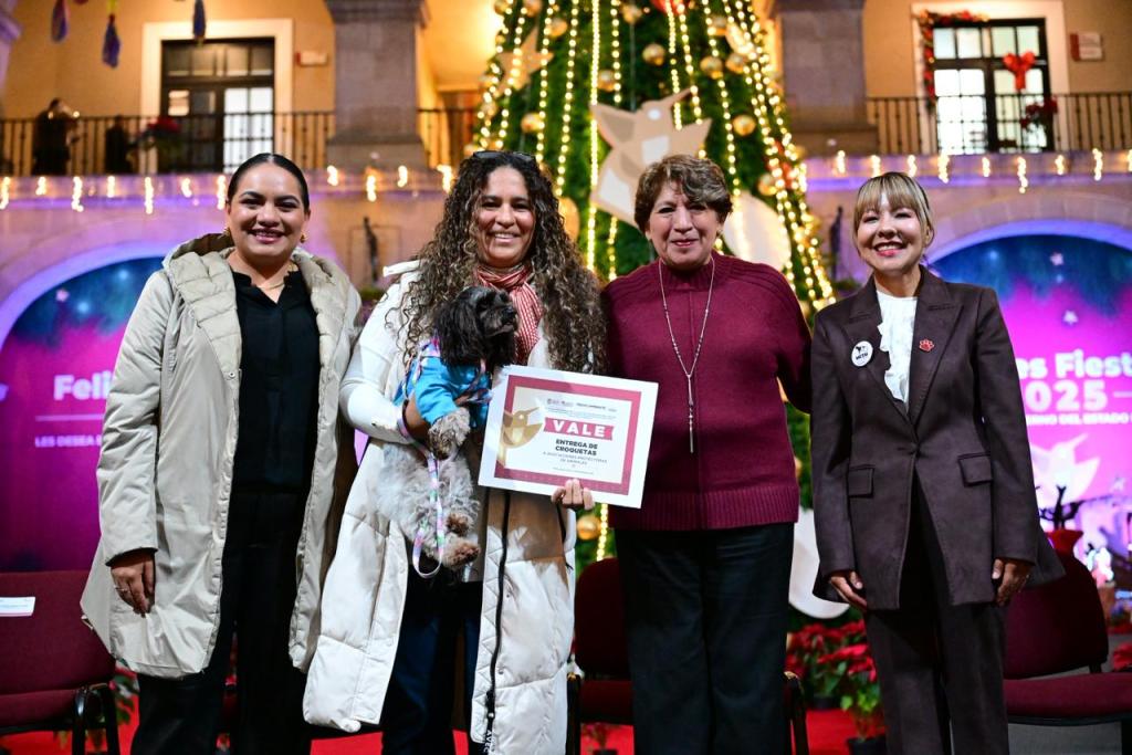 Evento de entrega de apoyos a asociaciones protectoras de animales en el Estado de México con la Gobernadora Delfina Gómez Álvarez y otras funcionarias sosteniendo un perro pequeño.