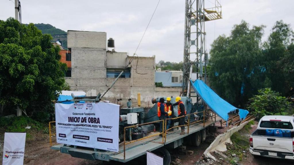 Inicio de obra para la perforación del pozo 'El Tenayo' en Tlalnepantla, con trabajadores en la plataforma de perforación y un cartel informativo sobre el proyecto.