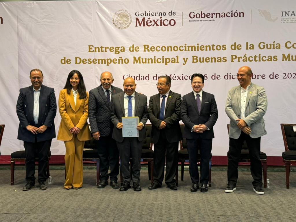 Un grupo de personas posando para una fotografía durante la entrega de reconocimientos de la Guía Consultiva de Desempeño Municipal en la Ciudad de México.