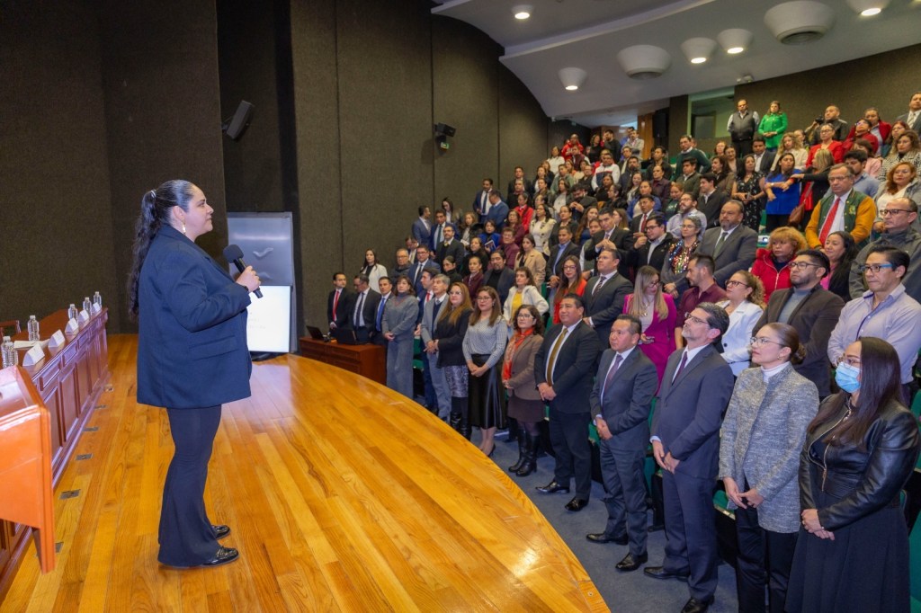 La rectora Martha Patricia Zarza Delgado presentando acciones estratégicas en el Auditorio 'Ing. José Yurrieta Valdés' de la Universidad Autónoma del Estado de México, con un gran público en espera.