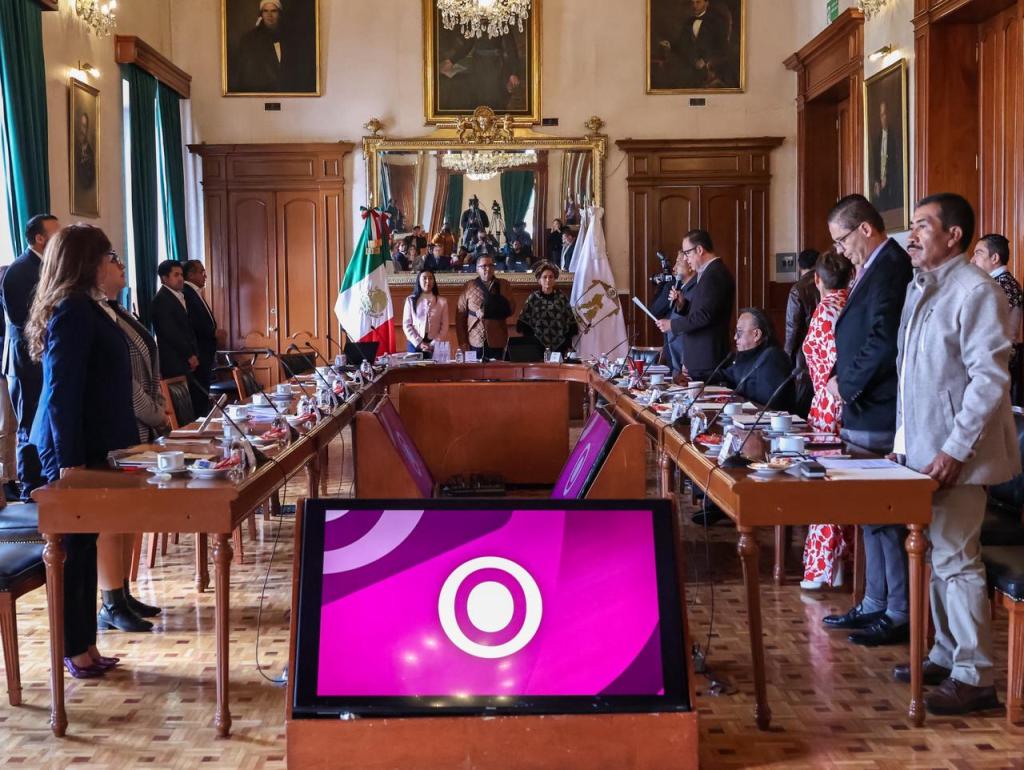 Reunión del Ayuntamiento de Toluca durante la aprobación del presupuesto fiscal 2026, con miembros de la mesa en un ambiente formal.