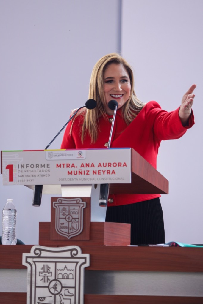 La presidenta municipal de San Mateo Atenco, Ana Muñiz Neyra, presenta su Primer Informe de Resultados en un evento formal, señalando logros y compromisos de su administración.