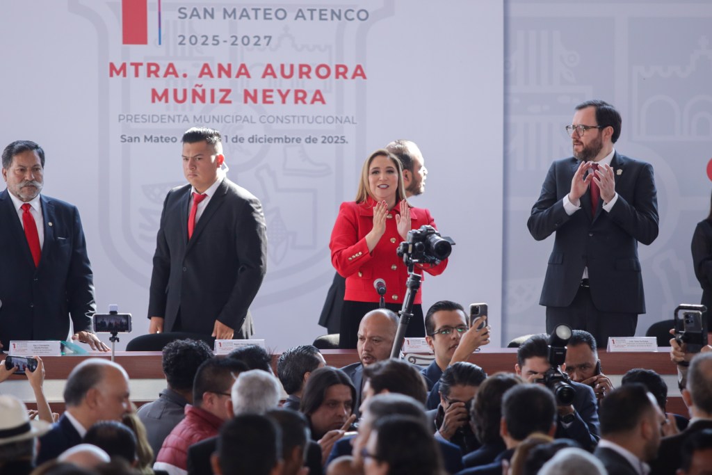 La presidenta municipal de San Mateo Atenco, Ana Muñiz Neyra, en su Primer Informe de Resultados, rodeada de autoridades y asistentes a la ceremonia.