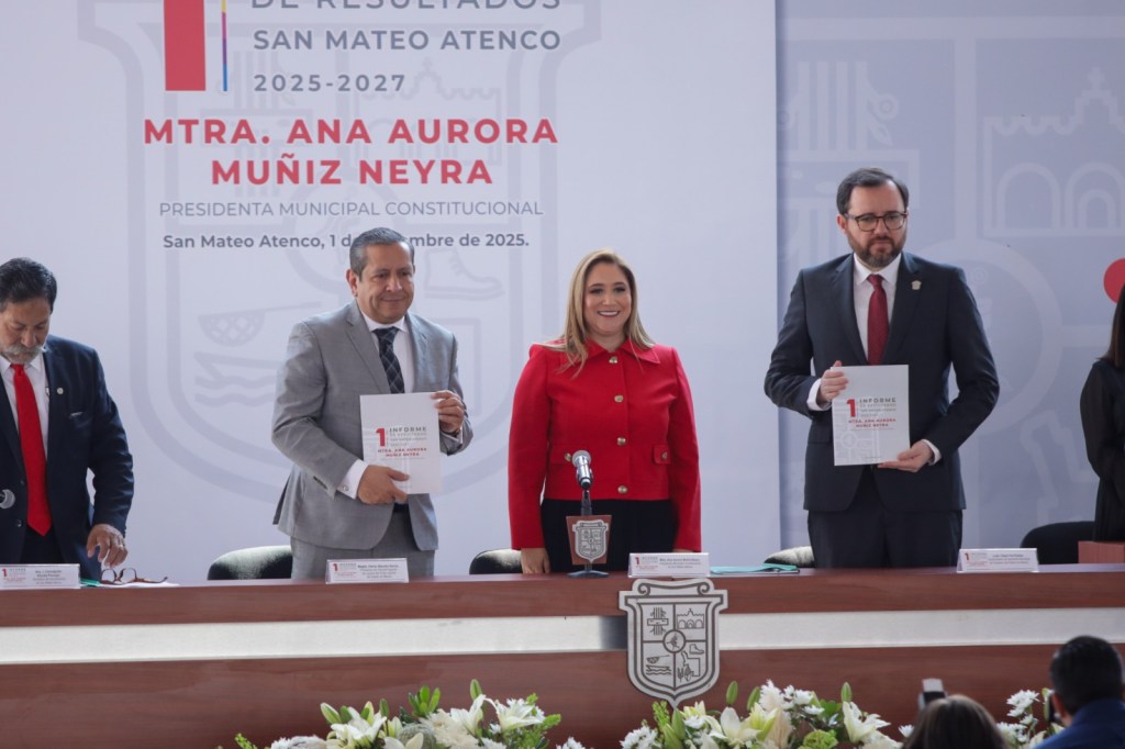 La presidenta municipal de San Mateo Atenco, Ana Aurora Muñiz Neyra, presenta su Primer Informe de Resultados en un evento con autoridades estatales y municipales.