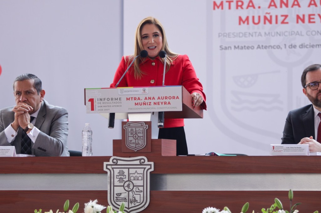 La presidenta municipal de San Mateo Atenco, Ana Muñiz Neyra, presenta su Primer Informe de Resultados en un evento con autoridades estatales y municipales, destacando logros en bienestar social y desarrollo económico.