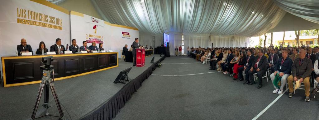 El presidente municipal de Cuautitlán Izcalli, Daniel Serrano Palacios, durante su primer informe de trabajo, frente a un auditorio lleno de asistentes y un panel de ediles.