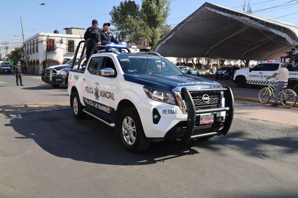 Vehículo de la policía municipal patrullando durante el Operativo Decembrino, con personal de seguridad en acción en un área urbana.