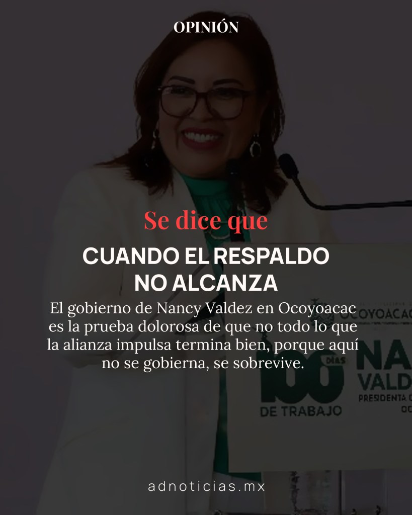Una mujer sonriente con gafas y cabello largo, de pie frente a un micrófono, presenta un discurso con un fondo que incluye su nombre y un logotipo relacionado con su cargo municipal.