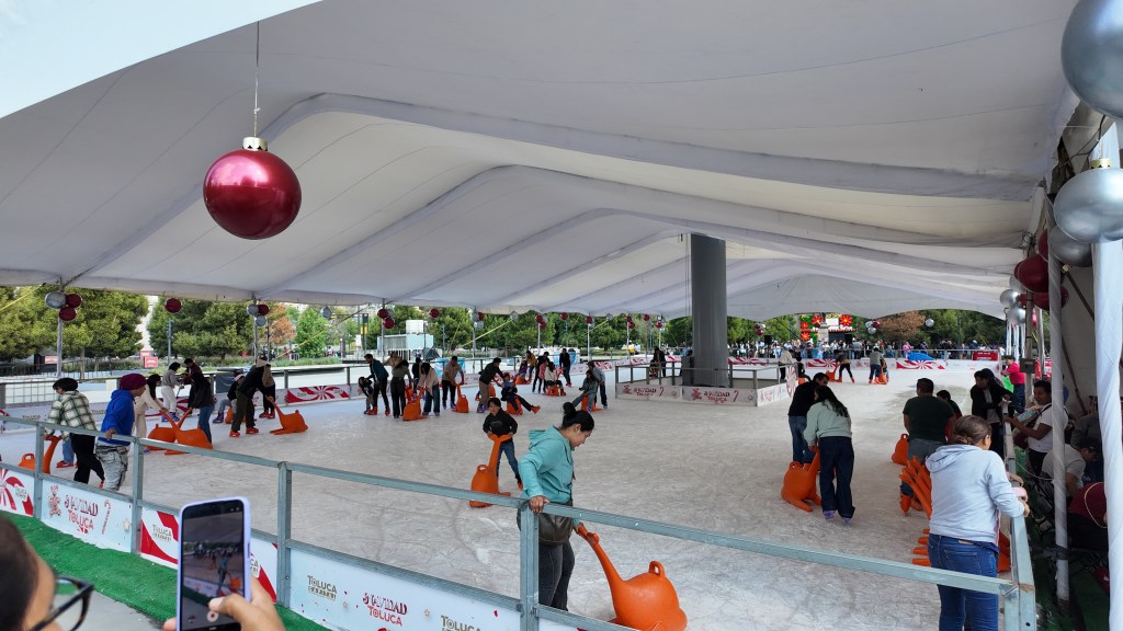 toluca-abre-su-pista-de-hielo-totalmente-gratis