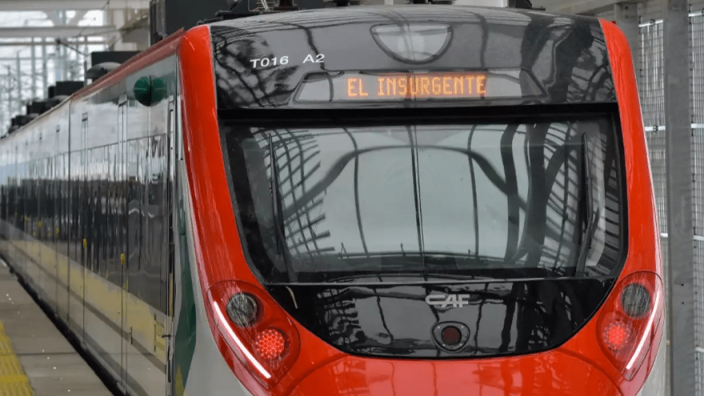 Tren Interurbano 'El Insurgente' en la estación, con letrero iluminado que muestra su nombre.