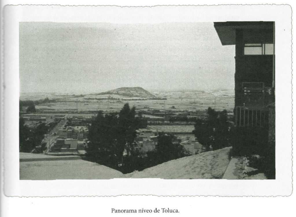 Vista panorámica en blanco y negro de Toluca cubierta de nieve.