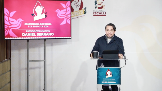 Conferencia de prensa del presidente municipal Daniel Serrano en Cuautitlán Izcalli, con un monitor detrás que presenta información sobre la rehabilitación del Periférico Norte.
