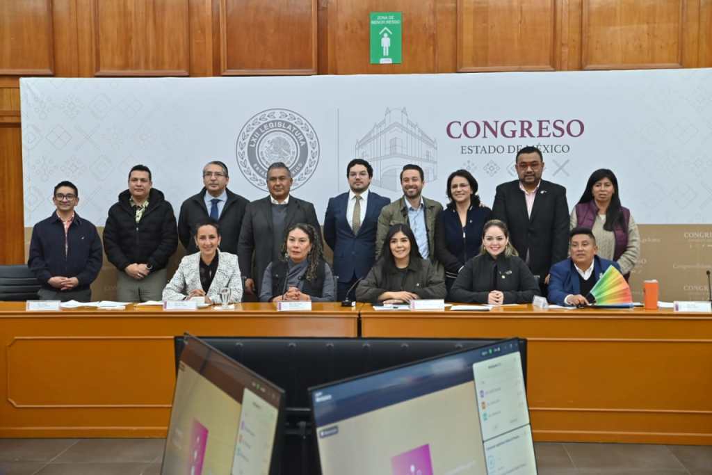 Group photo of legislators at a conference table in the Congreso del Estado de México.