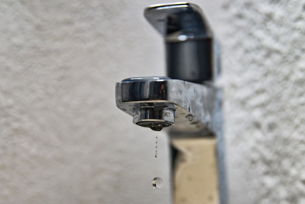Grifo de cocina con una gota de agua cayendo.