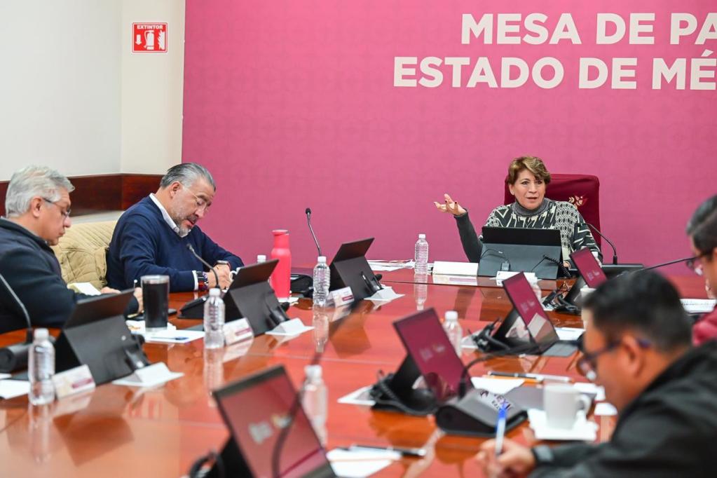 Reunión de la Mesa de Paz del Estado de México, con varios participantes sentados alrededor de una mesa, discutiendo temas de seguridad.