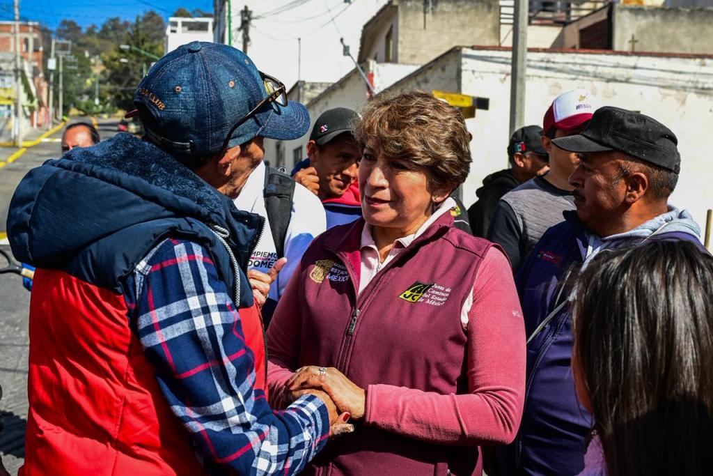 La gobernadora Delfina Gómez Álvarez interactuando con voluntarios durante la campaña 'Limpiemos Nuestro EdoMéx' en Toluca.