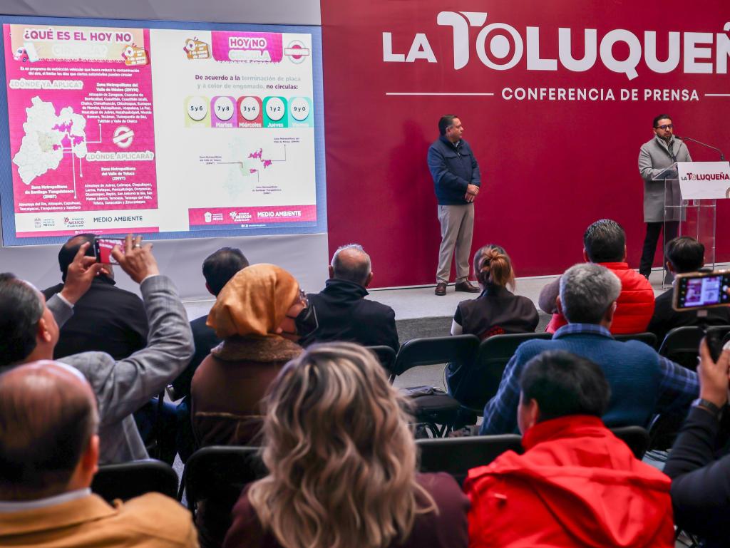 Conferencia de prensa sobre el programa 'Hoy No Circula' en Toluca, con presentaciones gráficas y autoridades locales hablando al público.