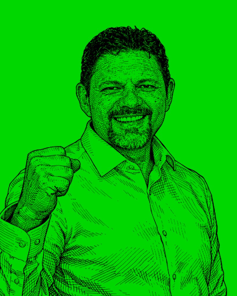 Hombre sonriendo con puño cerrado, fondo verde brillante.