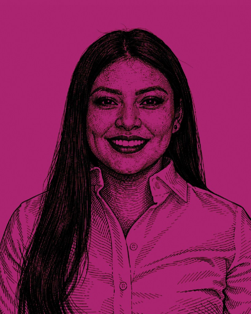 Retrato de una mujer sonriente con cabello largo y lacio, usando una camisa blanca, sobre un fondo rosa.