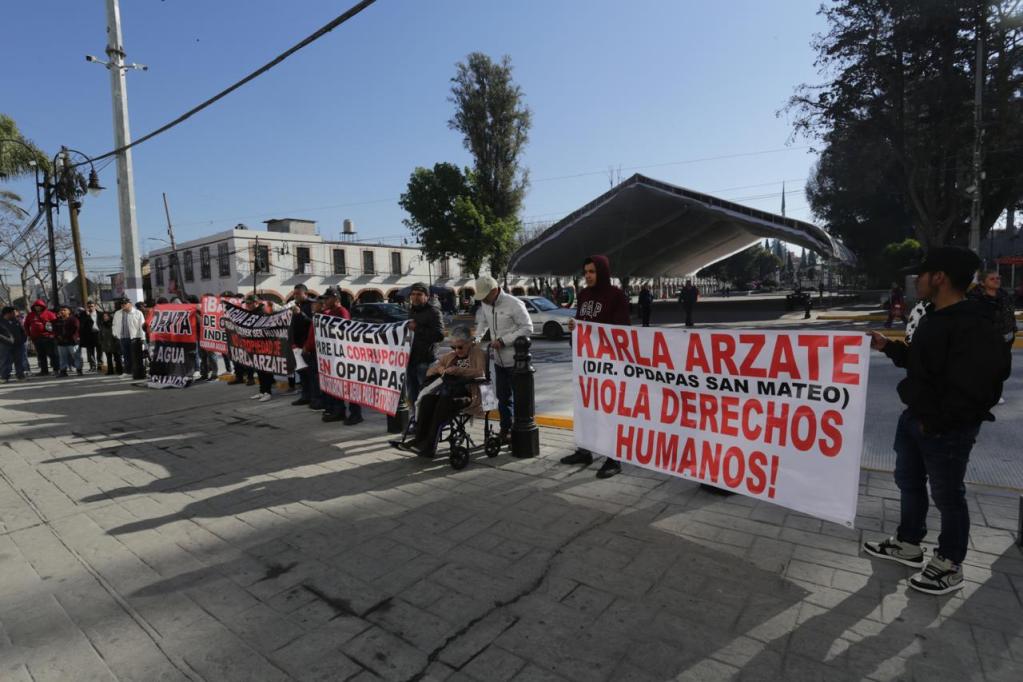 Protesta pacífica en San Mateo, con personas sosteniendo pancartas que demandan respeto a los derechos humanos y denuncian a Karla Arzate, directora de ODPAPAS.