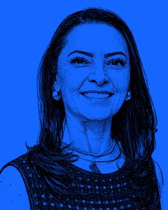 Retrato de una mujer con cabello largo y liso, sonriendo, sobre un fondo azul.