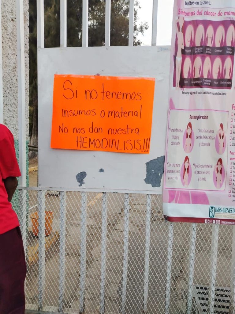 Cartel en una puerta que dice 'Si no tenemos insumos o material, no nos dan nuestra HEMODIALISIS!!!'