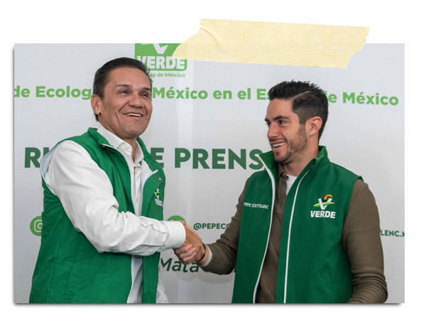 Dos hombres se dan la mano, vistiendo chalecos verdes, en un evento de prensa del partido Verde en México.