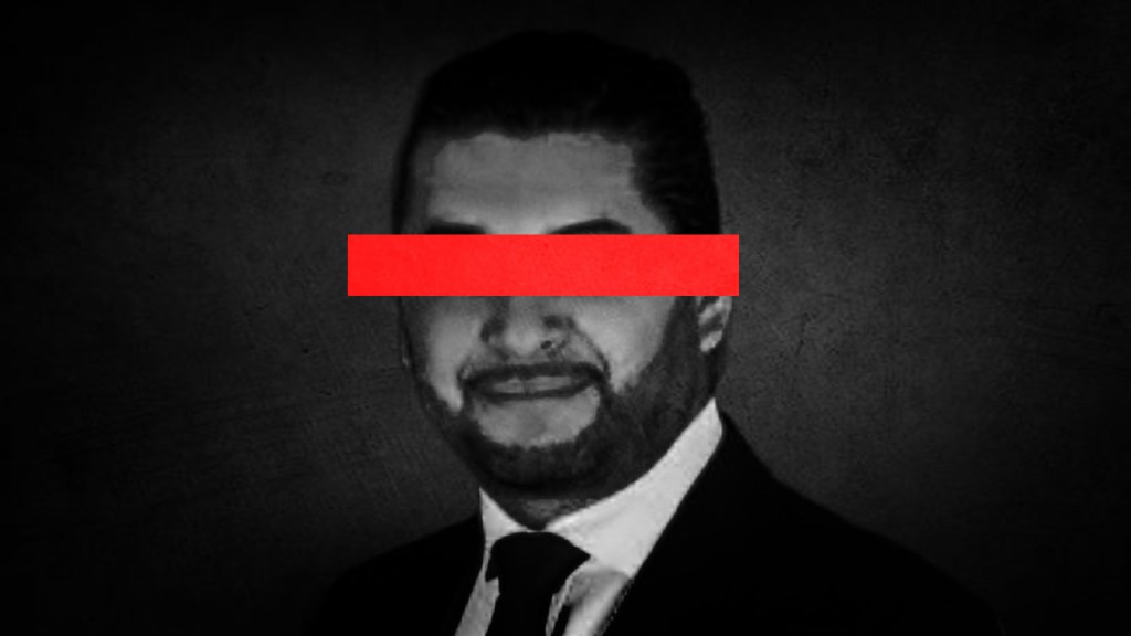 Retrato en blanco y negro de un hombre con una banda roja cubriendo sus ojos.