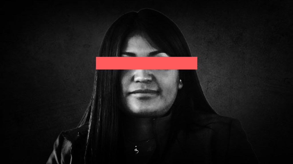 Retrato en blanco y negro de una mujer con cabello largo y lacio, con un rectángulo rojo cubriendo sus ojos.