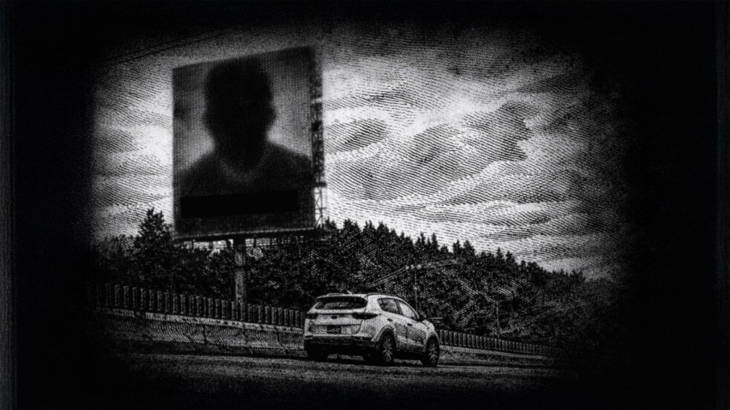 Un coche blanco estacionado al lado de una carretera con un cartel publicitario borroso en el fondo, mostrando una figura oscura, rodeado de árboles.