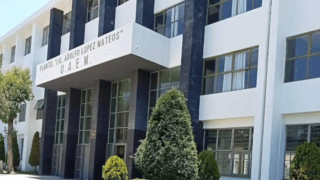 Exterior view of a educational building named 'Plantel Lic. Adolfo Lopez Mateos' with the abbreviation 'U.A.E.M.' visible on the facade.