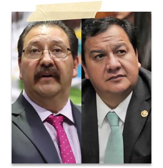 Dos hombres en una reunión, uno con gafas y corbata morada, y el otro con una corbata celeste.