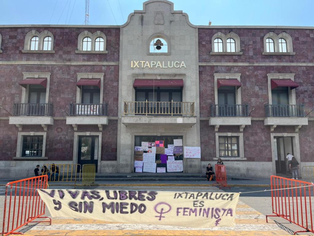 Edificio en Ixtapaluca con pancartas feministas, incluyendo un mensaje que dice 'Vivas, libres y sin miedo'.