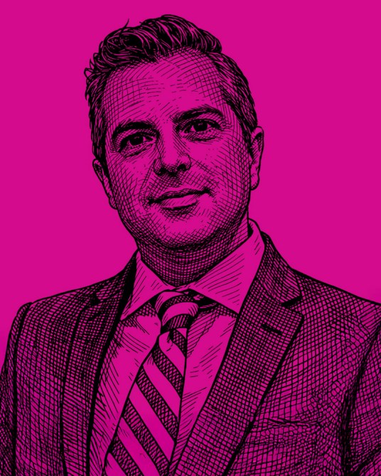 Retrato estilizado de un hombre sonriente con traje y corbata, fondo rosa.