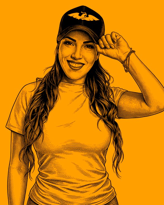 Mujer sonriendo y saludando, lleva una camiseta y una gorra con un diseño de ave, fondo naranja.