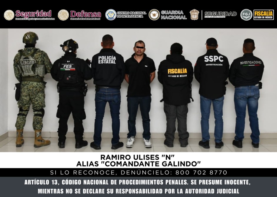 A group of law enforcement officers and a suspect facing away from the camera, with text identifying the suspect as Ramiro Ulises 'N' alias 'Comandante Galindo' and providing a hotline for reporting.