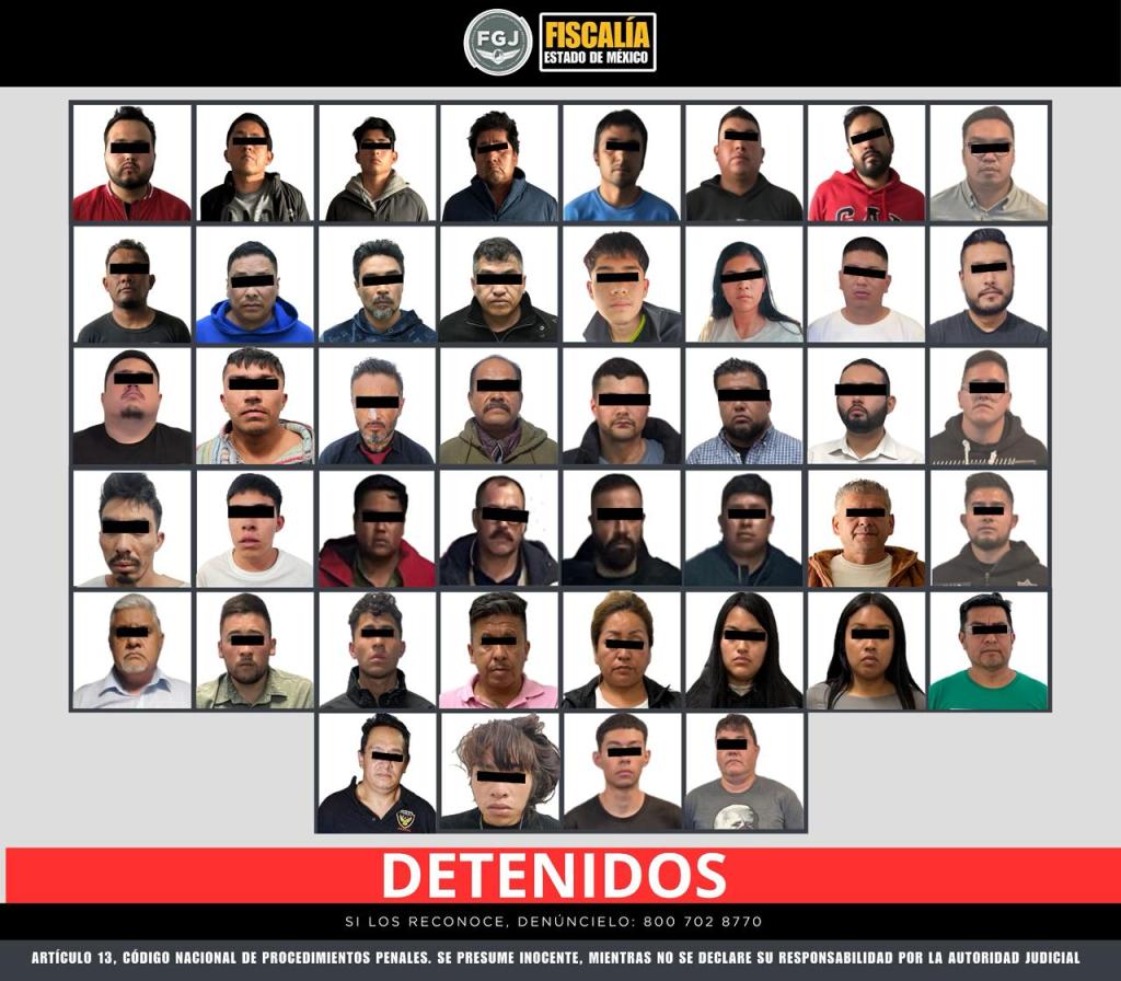 Colección de fotografías de personas detenidas, con rostros cubiertos por barras, dispuestas en un formato de cuadrícula.