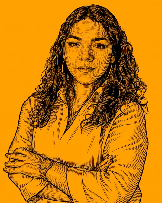 Retrato de una mujer con cabello rizado y largo, brazos cruzados, usando una camisa blanca, sobre un fondo naranja.