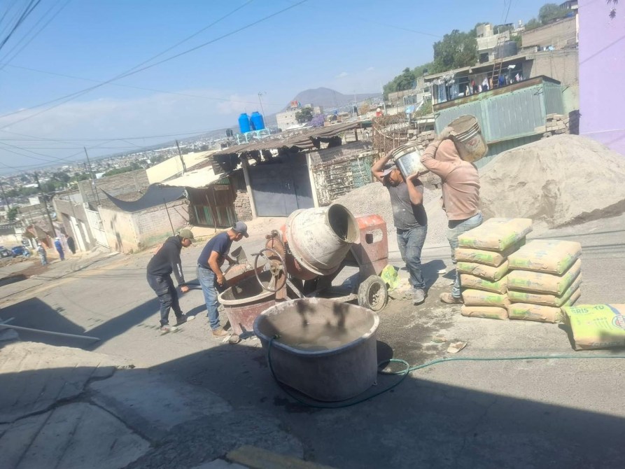 vecinos rehabilitan calle en ixtapaluca