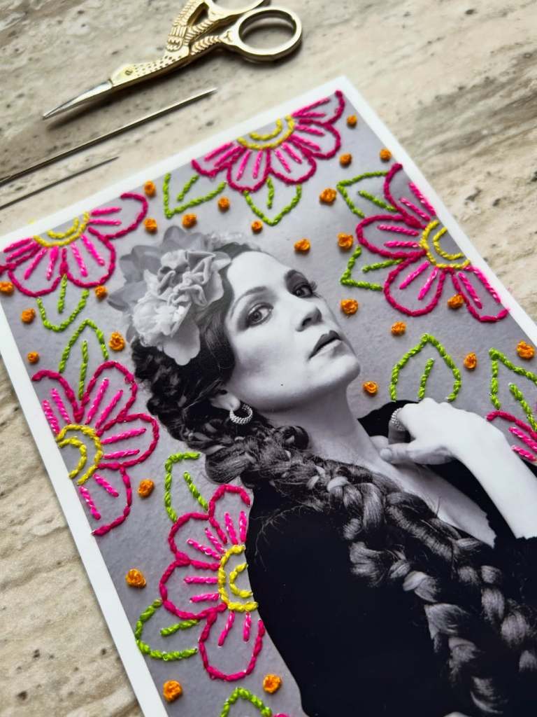 Collage con una imagen en blanco y negro de una mujer con trenzas, adornada con bordados coloridos de flores y cuentas en un fondo blanco.