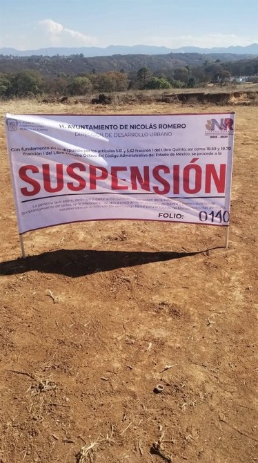 Cartel de suspensión emitido por el Ayuntamiento de Nicolás Romero, con información sobre la interrupción de actividades en la zona.