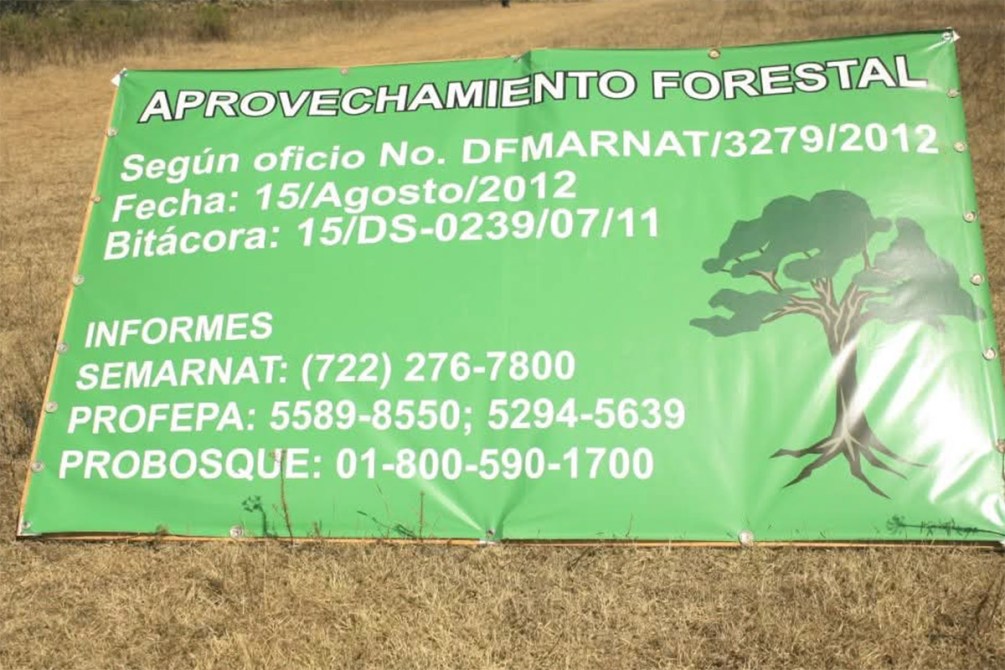 Cartel sobre aprovechamiento forestal con información de contacto, fecha y bitácora.