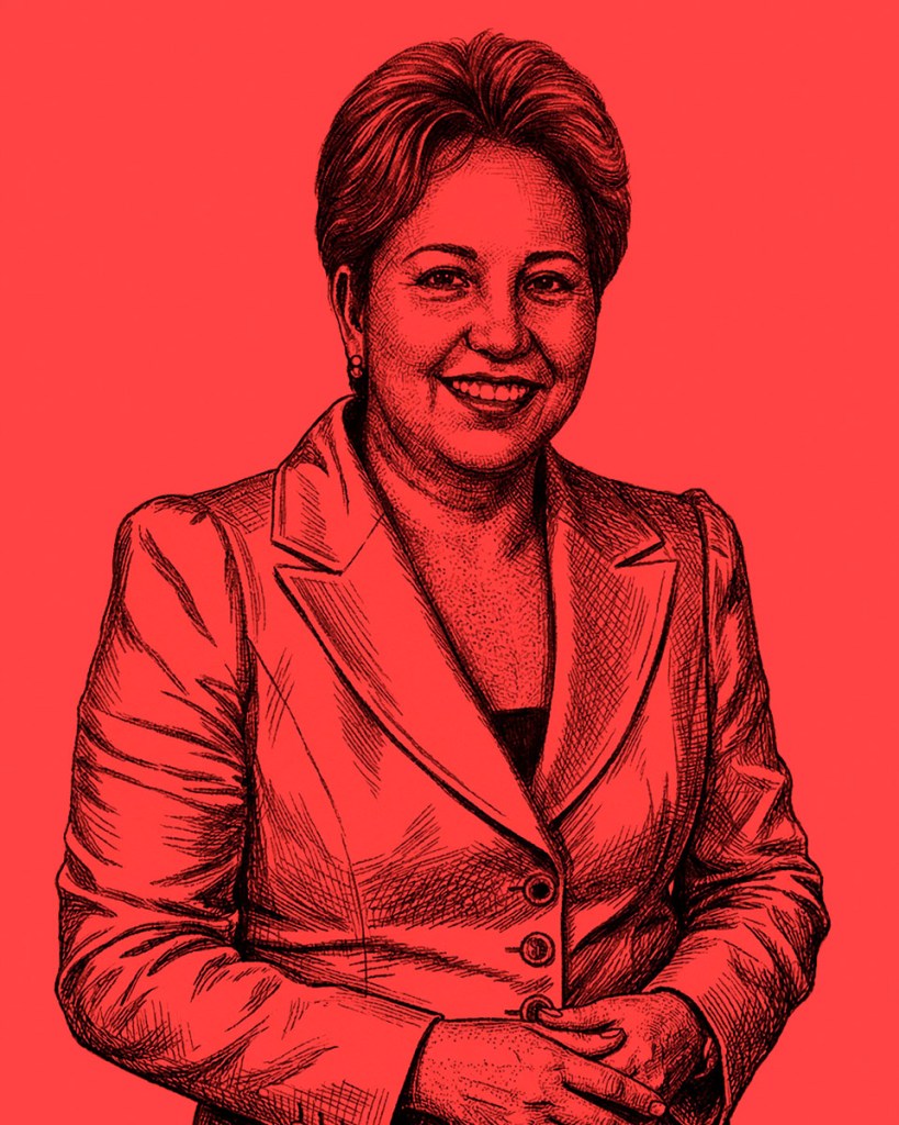 Retrato en ilustración de una mujer con chaqueta, sonriendo, sobre un fondo rojo.
