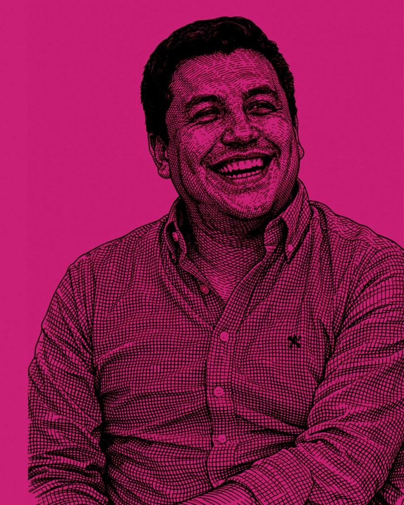 Retrato estilizado de un hombre sonriendo, con fondo rosa y líneas en tonos oscuros que resaltan su expresión alegre.